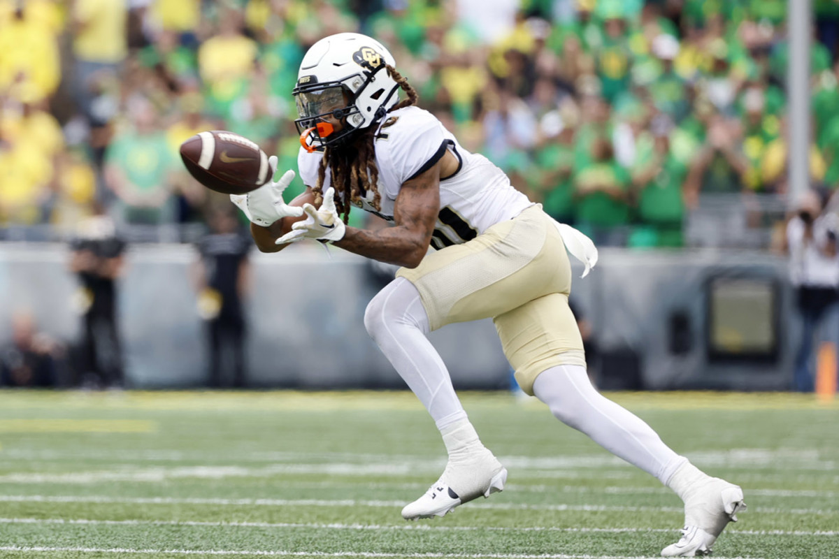 Colorado Buffaloes wide receiver Xavier Weaver (10) makes a catch during the second half against the Oregon Ducks at Autzen Stadium